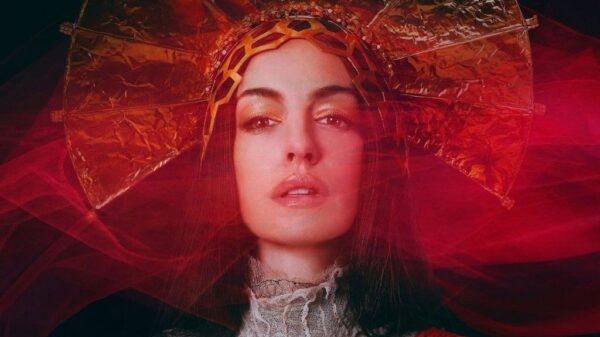 Anne Hathaway Mother Mary Single