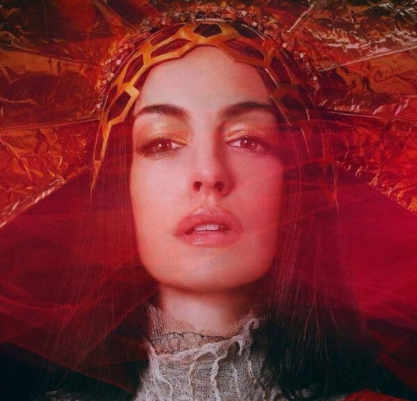 Anne Hathaway Mother Mary Single