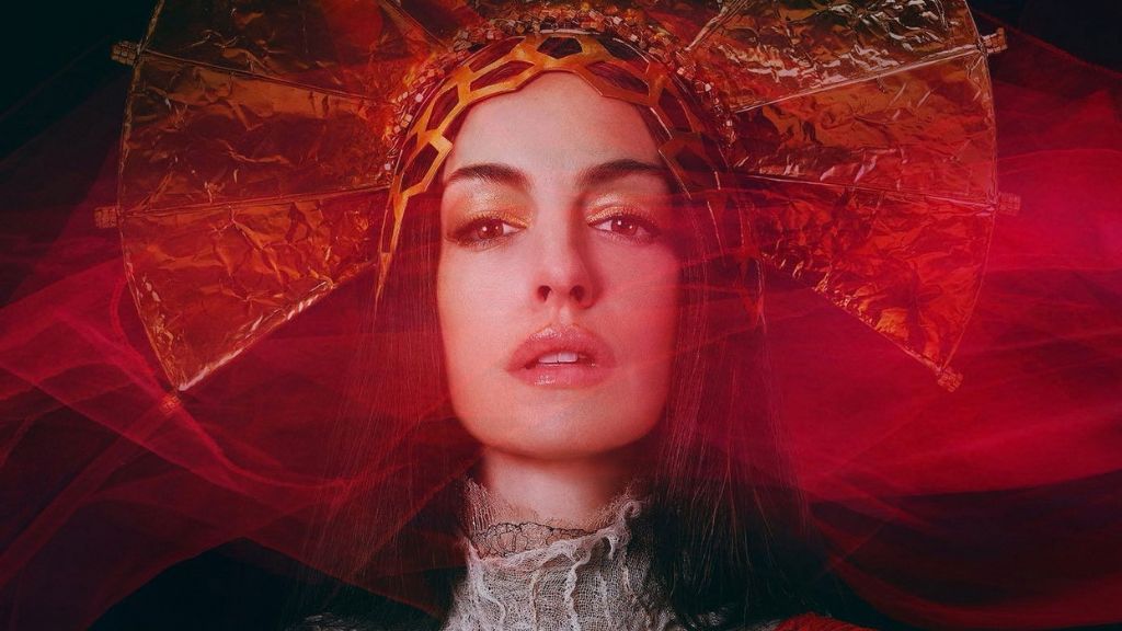 Anne Hathaway Mother Mary Single