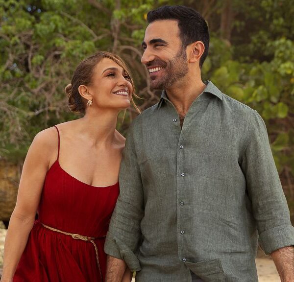 Jennifer Lopz and Brett Goldstein in Office Romance