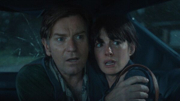Anne Hathaway and Ewan McGregor in The End of Oak Street