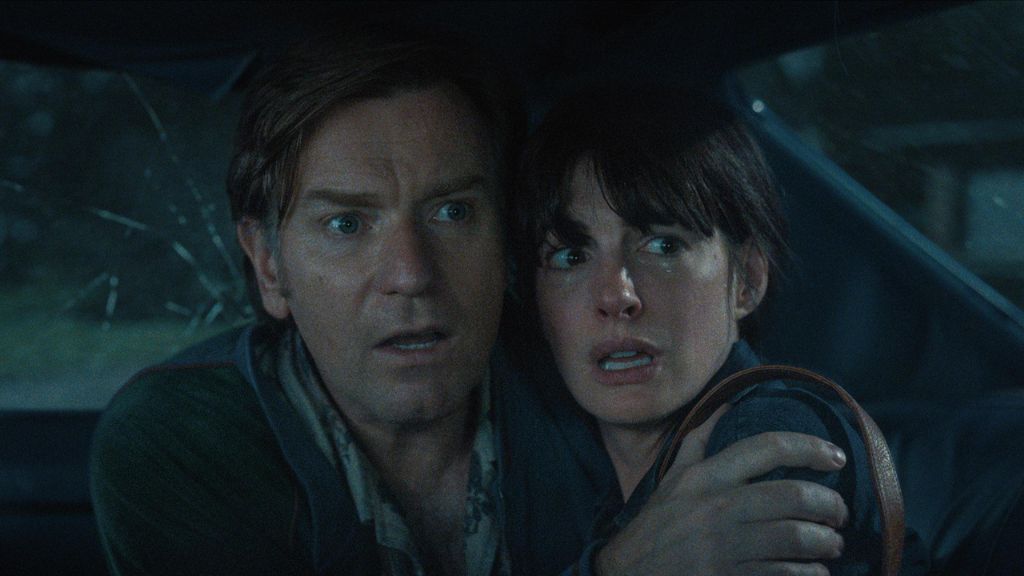 Anne Hathaway and Ewan McGregor in The End of Oak Street